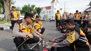 Polrestabes Surabaya Gelar Apel Pengecekan Perlengkapan Personil PAM TPS Pilkada 2024