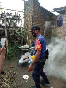 Cegah DBD ! Pemdes Jondong Gandeng Tim Damkarmat Lamsel Melakukan Fogging di Ratusan Rumah Warga