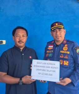 Mewakili Bupati Lampung Selatan, Rully Fikriansyah Salurkan Bantuan Uang Tunai ke 2 Korban Rumah Kebakaran