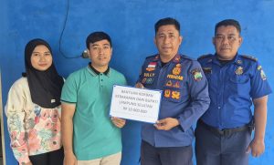 Mewakili Bupati Lampung Selatan, Rully Fikriansyah Salurkan Bantuan Uang Tunai ke 2 Korban Rumah Kebakaran