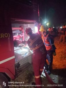 Berburu Api Membara, Damkarmat Lamsel Meluncur Bantu Rumah Warga Kebakaran di Desa Hatta