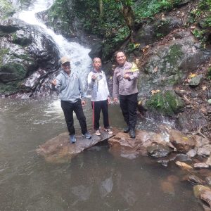 Aipda Deni Berkunjung Wisata Desa Binaannya, "Air Terjun 9 Putri" Memberikan Keindahan Alam Yang Sejuk dan Nyaman