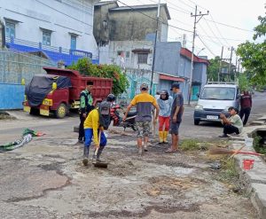 Tumbuh Rasa Peduli Terhadap Pengendara, Aparatur Kelurahan Bumi Agung Bersama Warga Tambal Jalan Berlubang