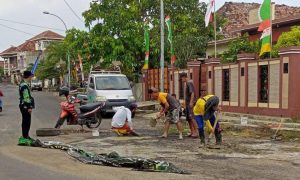 Tumbuh Rasa Peduli Terhadap Pengendara, Aparatur Kelurahan Bumi Agung Bersama Warga Tambal Jalan Berlubang