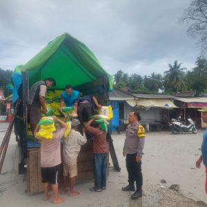 Dukung Program Ketahanan Pangan, Aipda Deni Anggota Polres Lamsel, Salurkan Beras Murah di Pulau Sebesi
