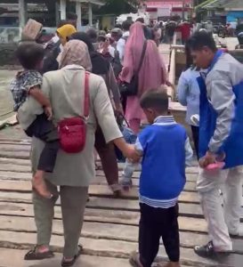Mengalami Kerusakan Mesin, Kapal Angkut Penumpang dari Pulau Sebesi Hampir Tenggelam, Beruntung Babinkamtibmas Berserta Masyarakat Cepat Mengevakuasi Mengalami Kerusakan Mesin, Kapal Angkut Penumpang dari Pulau Sebesi Hampir Tenggelam, Beruntung Babinkamtibmas Berserta Masyarakat Cepat Mengevakuasi