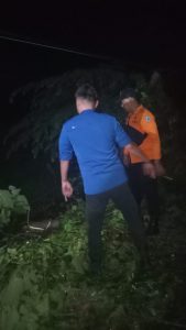 Bersatu Dengan Keteguhan,Tim Rescue Damkarmat Bersama TRC BPBD Lamsel Mengevakuasi Pohon Tumbang Menutupi Akses Jalan Pesisir Kecamatan Rajabasa Bersatu Dengan Keteguhan,Tim Rescue Damkarmat Bersama TRC BPBD Lamsel Mengevakuasi Pohon Tumbang Menutupi Akses Jalan Pesisir Kecamatan Rajabasa