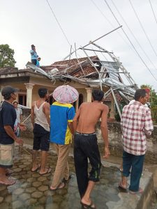 BPBD Lampung Selatan Bergerak Cepat Tangani Dampak Puting Beliung Porak Porandakan Atap Rumah Warga di Sragi