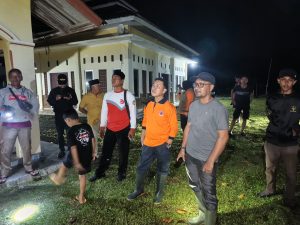 Plt.Kalaksa BPBD Lamsel Bersama Tim Turun Tangan Hingga Malam Hari Atasi Dampak Puting Beliung Porak Porandakan Rumah Warga