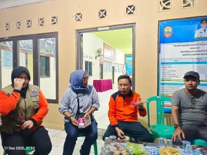 Plt.Kalaksa BPBD Lamsel Bersama Tim Turun Tangan Hingga Malam Hari Atasi Dampak Puting Beliung Porak Porandakan Rumah Warga