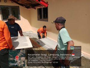 Pasca Angin Puting Beliung, BPBD Lamsel Salurkan Material Bangunan Berupa Asbes