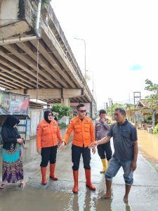 53 Rumah di Desa Natar Terendam Banjir, Kalaksa BPBD Lamsel Bersama Tim Turun Bantu Warga
