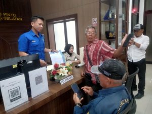 Kades Ketapang Diduga Melakukan Penyimpangan DD, Warga di Dampingi LSM Harimau dan Corakindo Lapor di Kejari Lampung Selatan Kades Ketapang Diduga Melakukan Penyimpangan DD, Warga di Dampingi LSM Harimau dan Corakindo Lapor di Kejari Lampung Selatan