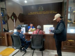 Kades Ketapang Diduga Melakukan Penyimpangan DD, Warga di Dampingi LSM Harimau dan Corakindo Lapor di Kejari Lampung Selatan Kades Ketapang Diduga Melakukan Penyimpangan DD, Warga di Dampingi LSM Harimau dan Corakindo Lapor di Kejari Lampung Selatan