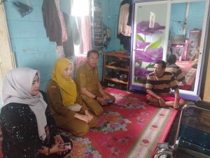 Dinsos Lamsel Salurkan Bantuan Kursi Roda Kepada Mariyah (79) Penderita Lumpuh Warga Canggu Kalianda