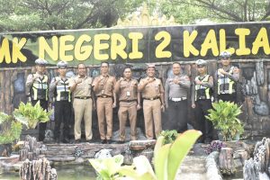 Satlantas Polres Lamsel Gelar Police Goes to School di SMK 2 Kalianda, Memberikan Edukasi Keselamatan Berkendara dan Disiplin Berlalu Lintas Satlantas Polres Lamsel Gelar Police Goes to School di SMK 2 Kalianda, Memberikan Edukasi Keselamatan Berkendara dan Disiplin Berlalu Lintas