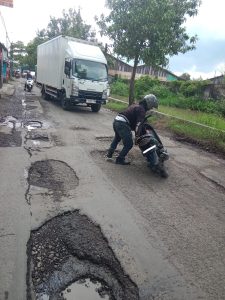 Gara - Gara Jalan Aspal Rusak dan Berlubang Seorang Pemudah Jatuh Dari Motor Sampai Terluka Gara - Gara Jalan Aspal Rusak dan Berlubang Seorang Pemudah Jatuh Dari Motor Sampai Terluka
