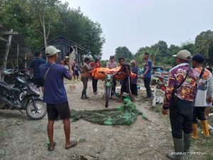Nelayan di Ketapang Menemukan Mayat Mengambang di Laut , Damkarmat Lamsel Melakukan Evakuasi Nelayan di Ketapang Menemukan Mayat Mengambang di Laut , Damkarmat Lamsel Melakukan Evakuasi