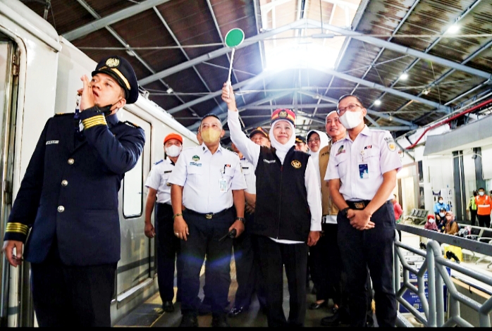 Gubernur Khofifah Tinjau Arus Balik di Stasiun Surabaya Pasarturi,Pasca Lebaran