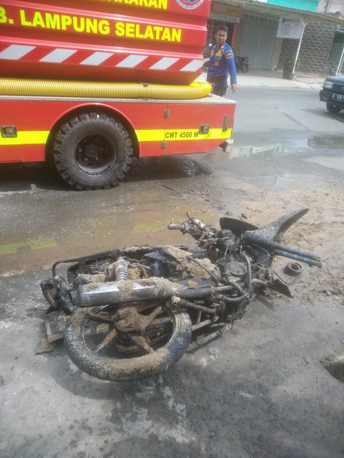Hanya Itungan Menit, Tim Rescue Damkarmat Lamsel Berhasil Padamkan Api Yang Membakar Motor Jenis Suzuki