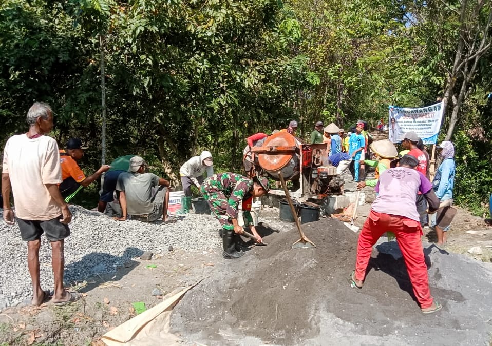 Gotong Royong, Babinsa Kedungadem Bojonegoro bantu Percepatan Pembangunan Jembatan Dusun Boro