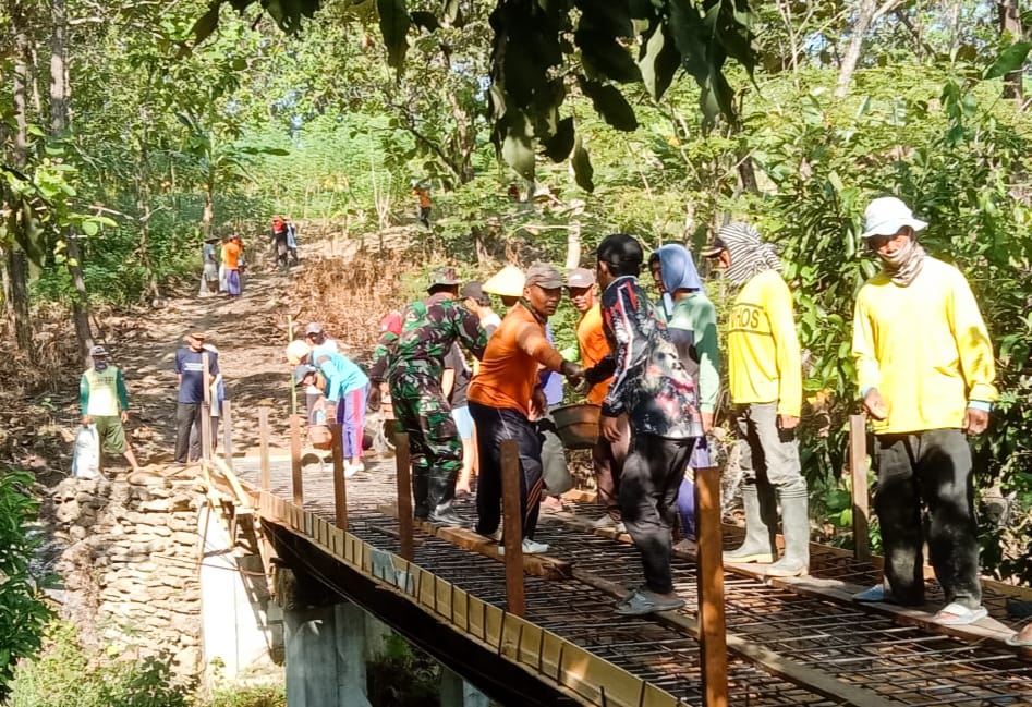 Gotong Royong, Babinsa Kedungadem Bojonegoro bantu Percepatan Pembangunan Jembatan Dusun Boro
