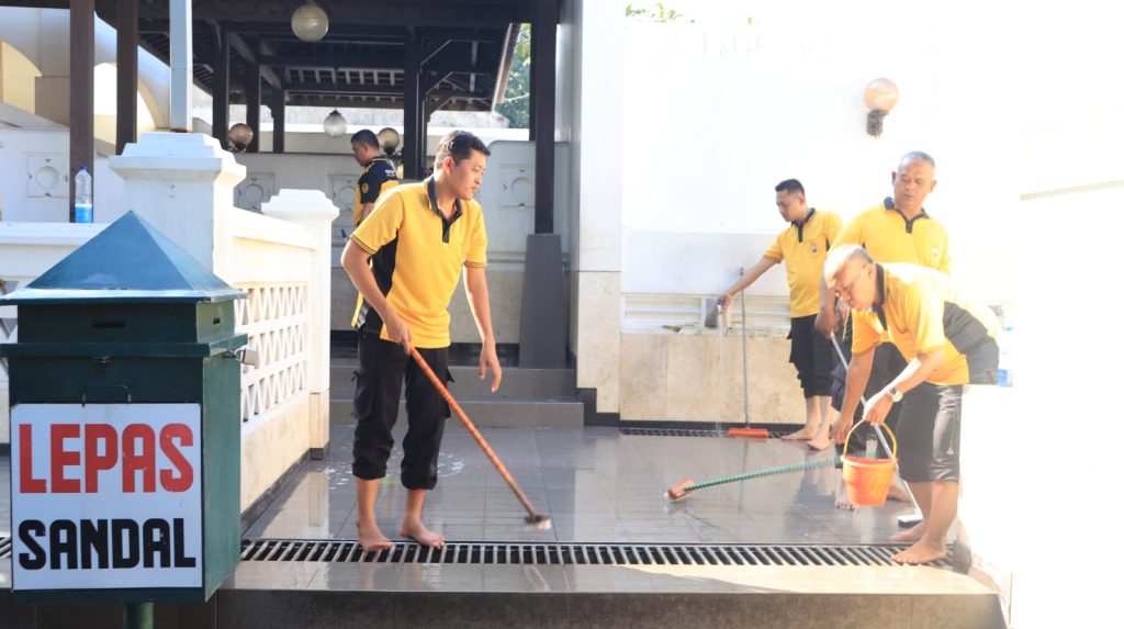 Sambut Hari Bhayangkara ke-77, Polres Tuban Bersih-bersih Makam Wali