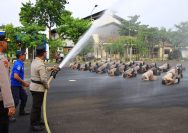 Naik Pangkat, 48 Anggota Polres Tuban disiram Mobil Pemadam Kebakaran
