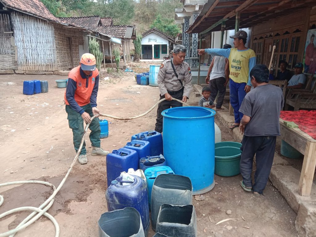 Polisi RW dan BPBD Situbondo Kembali Salurkan Puluhan Ribu Liter Air Bersih di Dusun Bendusa