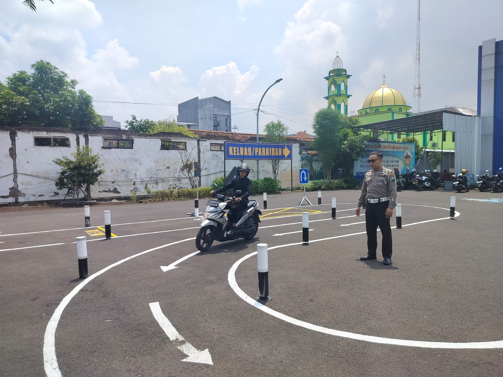 Satlantas Polrestabes Surabaya Tingkatkan Pelayanan Berdasarkan SOP Secara Humanis Dan Nyaman
