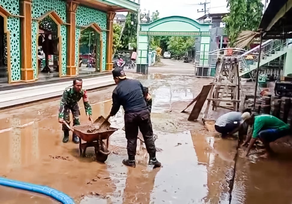 Babinsa Koramil Dander Bojonegoro bantu Bersihkan Lumpur Akibat Banjir Bandang