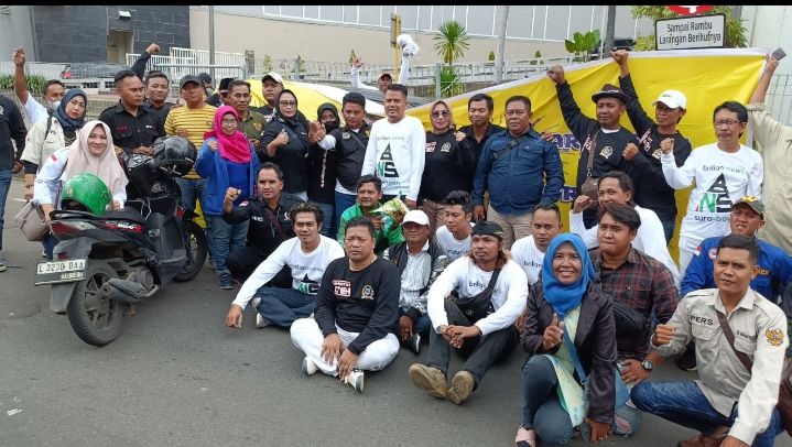 AMI Bersama Jurnalis Surabaya Berbagai Ratusan Paket Sembako Dalam Rangka Memperingati HPN 2024