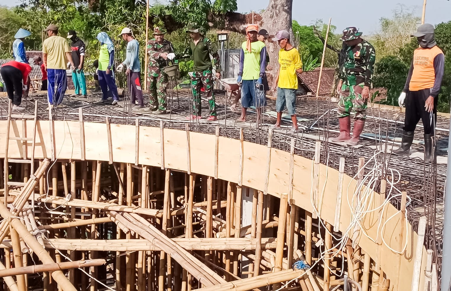 Babinsa Koramil Sumberrejo Bojonegoro bantu Pengecoran Pembangunan Masjid Desa Ngampal Babinsa Koramil Sumberrejo Bojonegoro bantu Pengecoran Pembangunan Masjid Desa Ngampal