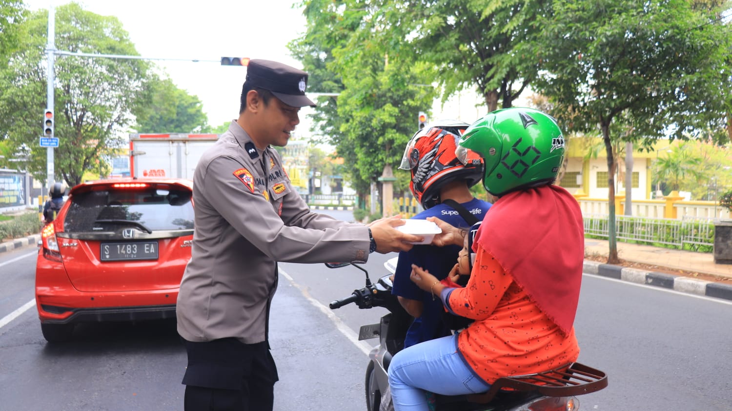 Polres Tuban Berbagi Bersama Masyarakat Melalui Program Sedekah Berkah Polres Tuban Berbagi Bersama Masyarakat Melalui Program Sedekah Berkah
