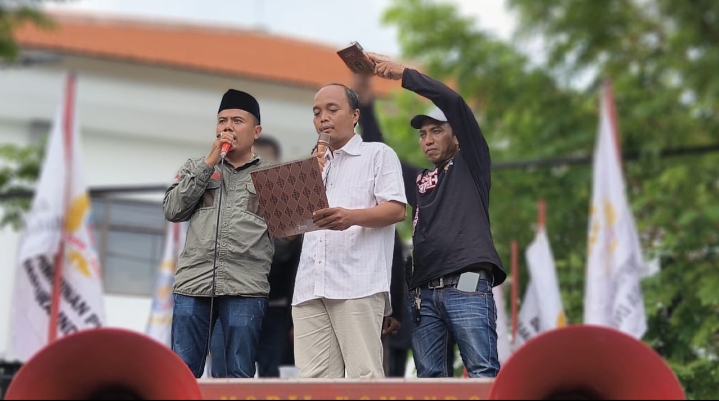 AMI Minta Pimpinan Bawaslu Surabaya Bersumpah Dibawah Al-Qur'an AMI Minta Pimpinan Bawaslu Surabaya Bersumpah Dibawah Al-Qur'an