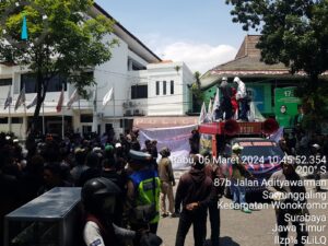 Dugaan Oknum Caleg Dapil 1 Yang Berijazah SMP Aliansi Madura Indonesia (AMI) Kepung Kantor KPU Dan Kantor Bawaslu Kota Surabaya