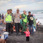 Cegah Laka Laut Pada Lebaran Ketupat Sinergitas TNI - Polri Beri Pengamanan di Pantai Watu Pecak Lumajang