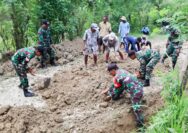Siapkan Sasaran Fisik TMMD 120, Babinsa Kodim Bojonegoro dan Warga Napis bersih-bersih Jalan Poros Desa