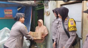 Polwan Polres Tanjung Perak Door To Door Bagikan Bansos kepada Warga Kurang Mampu.