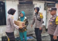 Polwan Polres Tanjung Perak Door To Door Bagikan Bansos kepada Warga Kurang Mampu.