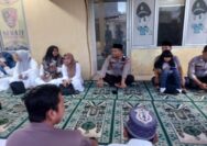 Kapolsek Kronjo dan Bhayangkari Bagikan Takjil, Dilanjutkan dengan Buka Bersama