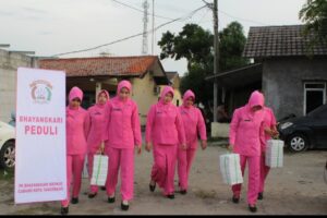 Kapolsek Kronjo dan Bhayangkari Bagikan Takjil, Dilanjutkan dengan Buka Bersama