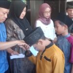 Kepala Desa Kemiri Bagi-bagi Santunan untuk Anak Yatim di Rumahnya