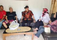 Bentuk Solidaritas, Kadis Kominfo Lamsel Anasrulah Jenguk Wartawan Senior Yang Sakit