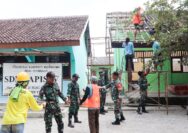 Peduli Dunia Pendidikan, Babinsa Kodim Bojonegoro dan Warga Rehab Ruang Kelas Sekolah Dasar
