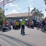 Hadir ditengah Masyarakat Panit Lantas Polsek Mengwi Lancarkan Arus di Simpang Tiying Tutul