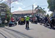 Hadir ditengah Masyarakat Panit Lantas Polsek Mengwi Lancarkan Arus di Simpang Tiying Tutul
