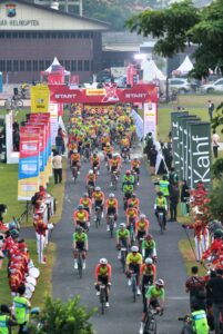 Kapolda Jatim Bersama Ribuan Pesepeda Dari 17 Negara Ikuti Bromo KOM X 2024 Kapolda Jatim Bersama Ribuan Pesepeda Dari 17 Negara Ikuti Bromo KOM X 2024
