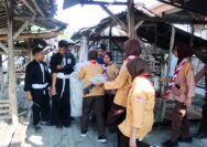 Bersama Warga, Satgas TMMD 120 Kodim Bojonegoro Bersih-bersih Area Pasar Taji