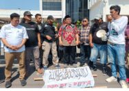 Jurnalis Dari Berbagai Jawa Timur Turun Aksi Demo Tolak RUU Nomer 32 Tahun 2002 Di Depan Kantor DPRD Provinsi Jawa Timur
